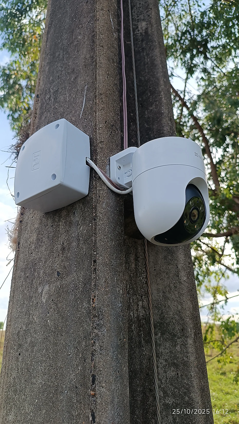 Câmera de segurança externa instalada