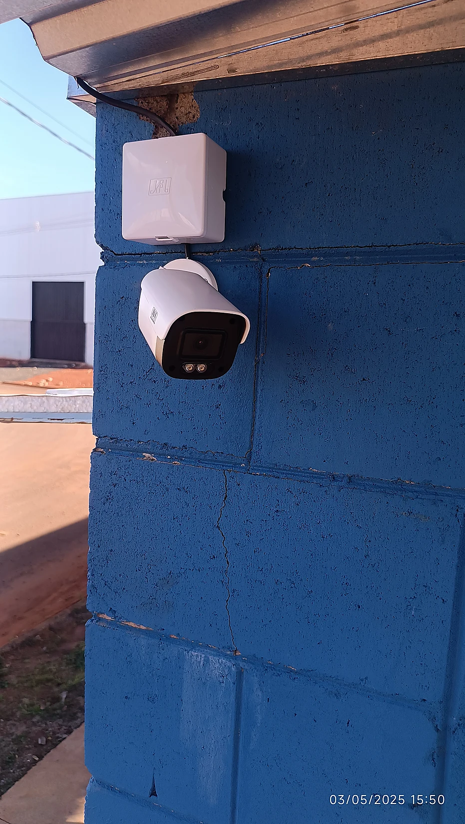 Câmera de segurança instalada em área externa