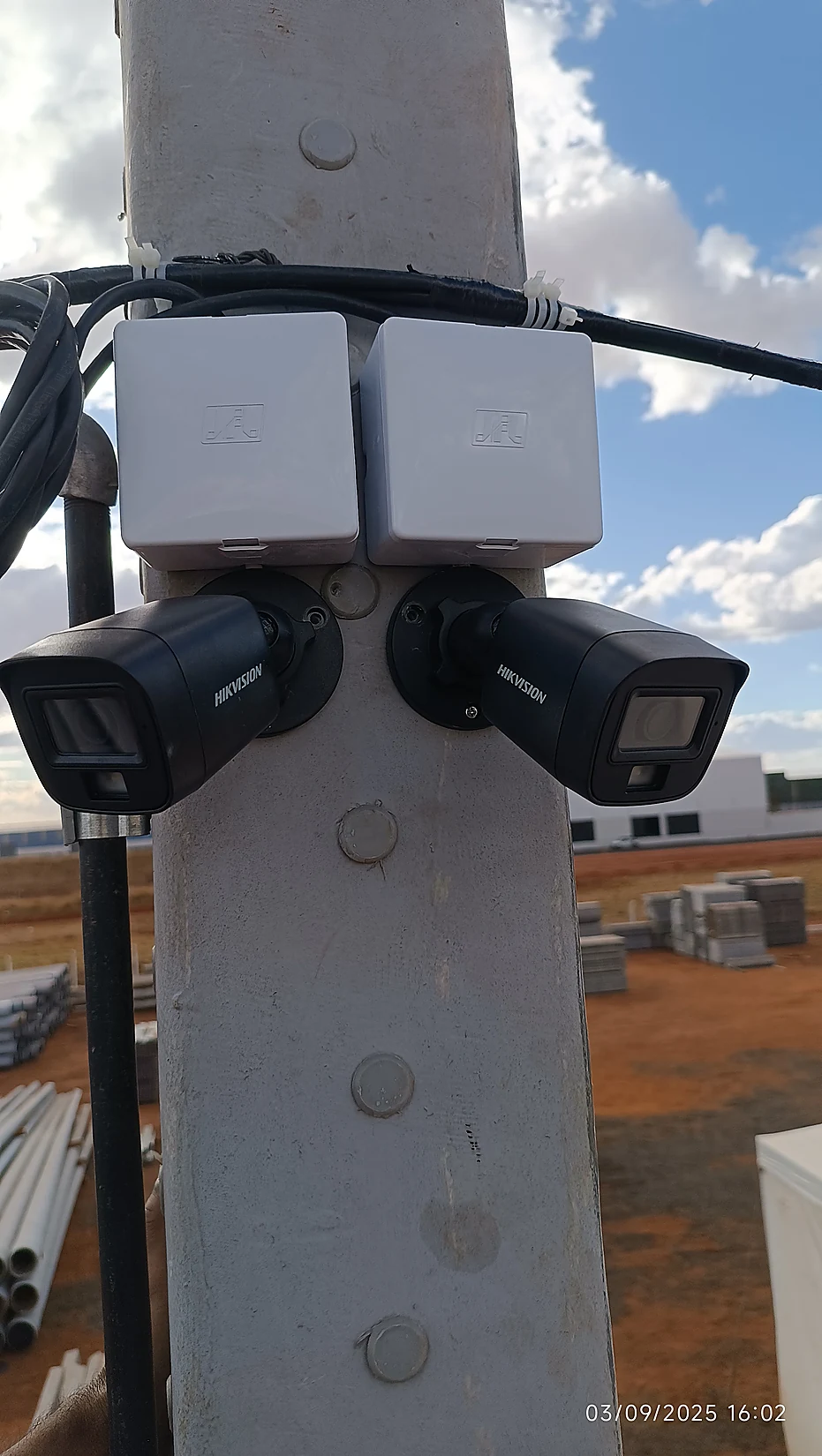 Instalação de duas câmeras de monitoramento