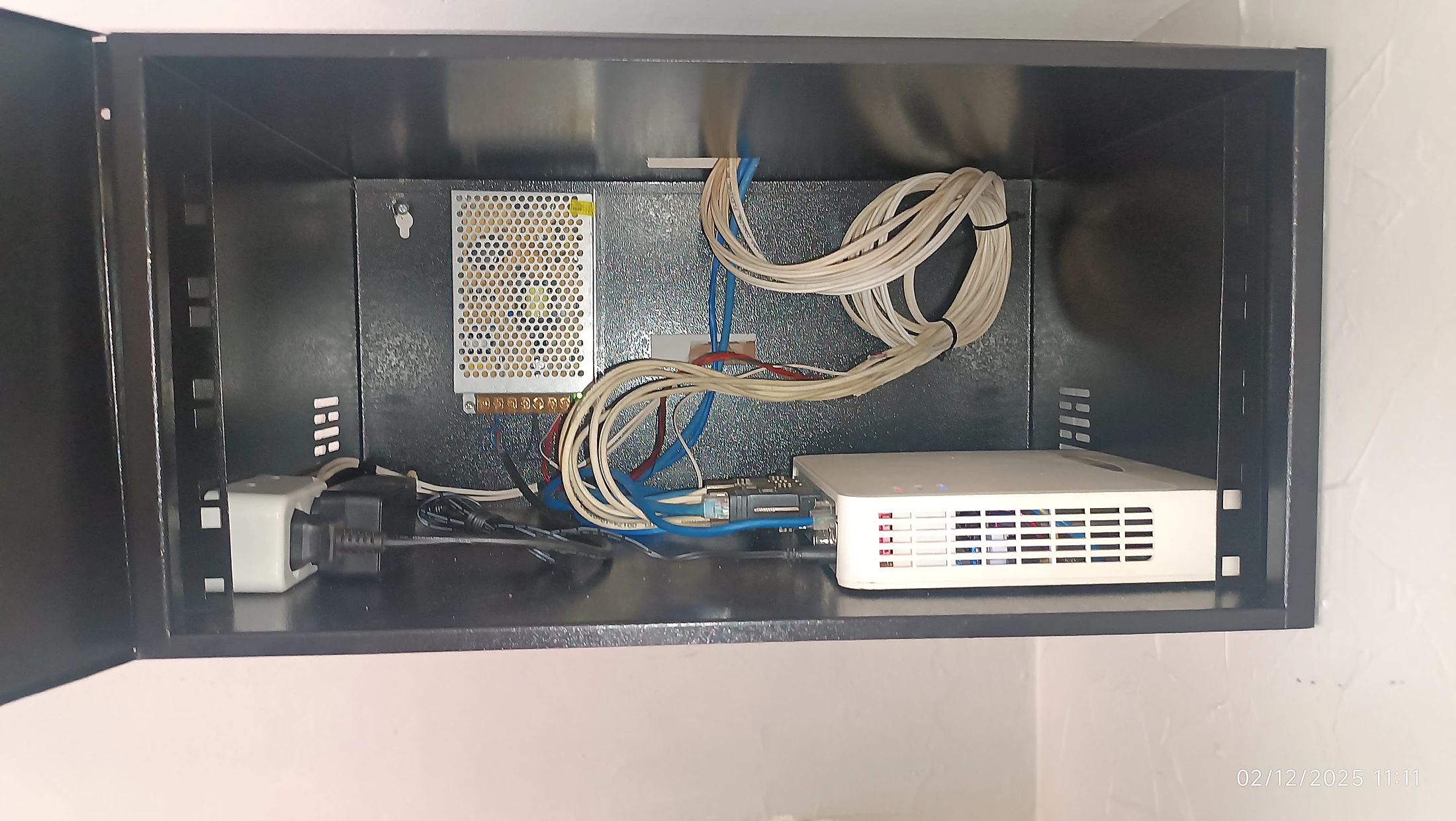 Painel organizado com equipamentos de rede
