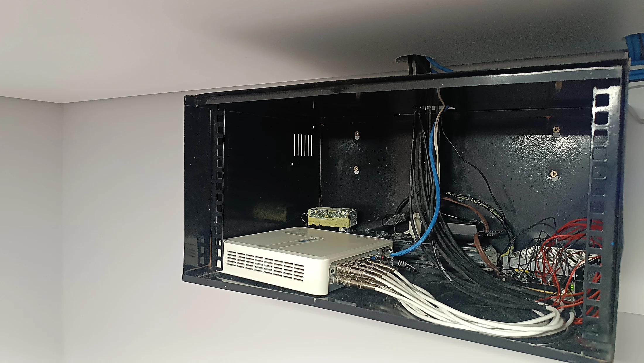 Rack com equipamentos e cabeamento para CFTV