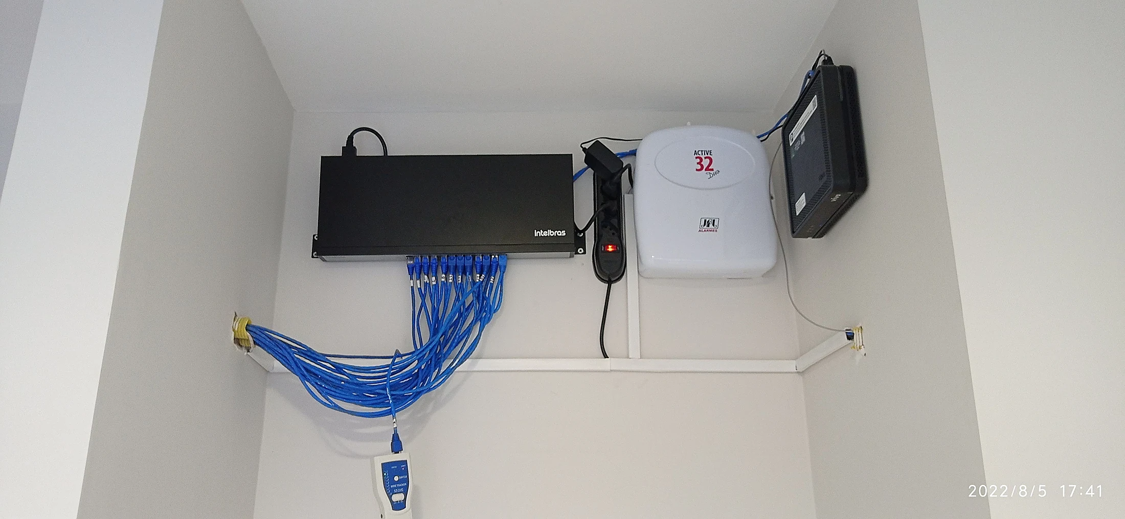 Cabos Ethernet conectados a equipamento de rede LAN